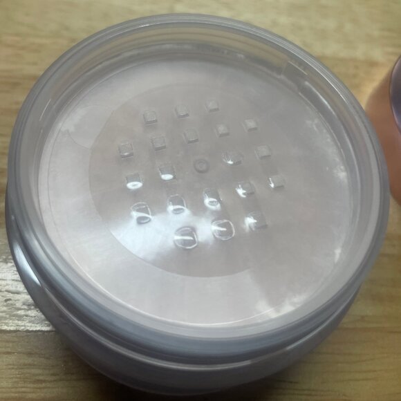 Laura Mercier Translucent Loose Setting Powder Ultra-Blur in Rose - Picture 3 of 5